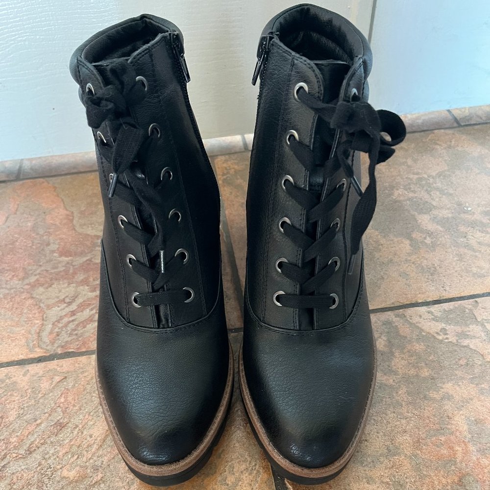 NWOT Naturalizer size 10 black heeled boots with interior zipper